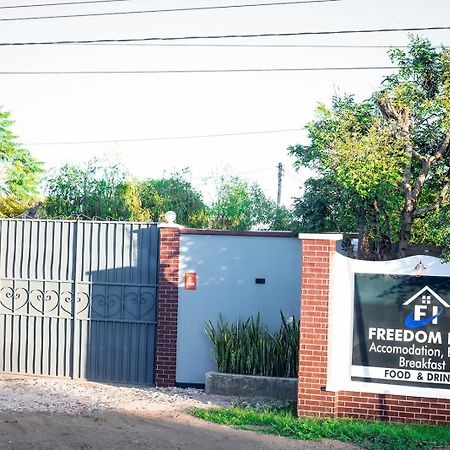 Freedom Inn Аруша Екстериор снимка
